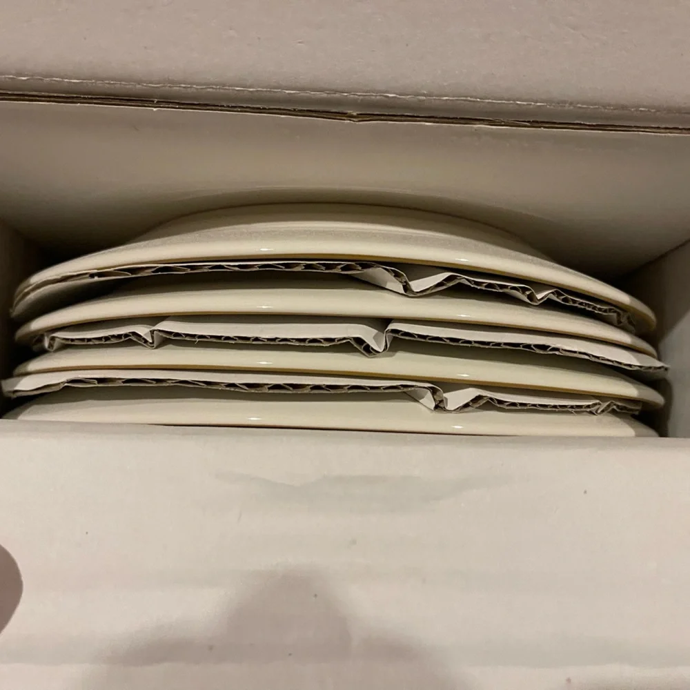 Pottery Barn Nostalgic Santa Winter Forrest Salad Plate Set of 4 - NIB - Picture 5 of 8